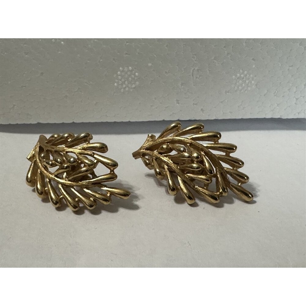 Vintage Earring Trifari Gold Tone Leaf Openwork Clip On